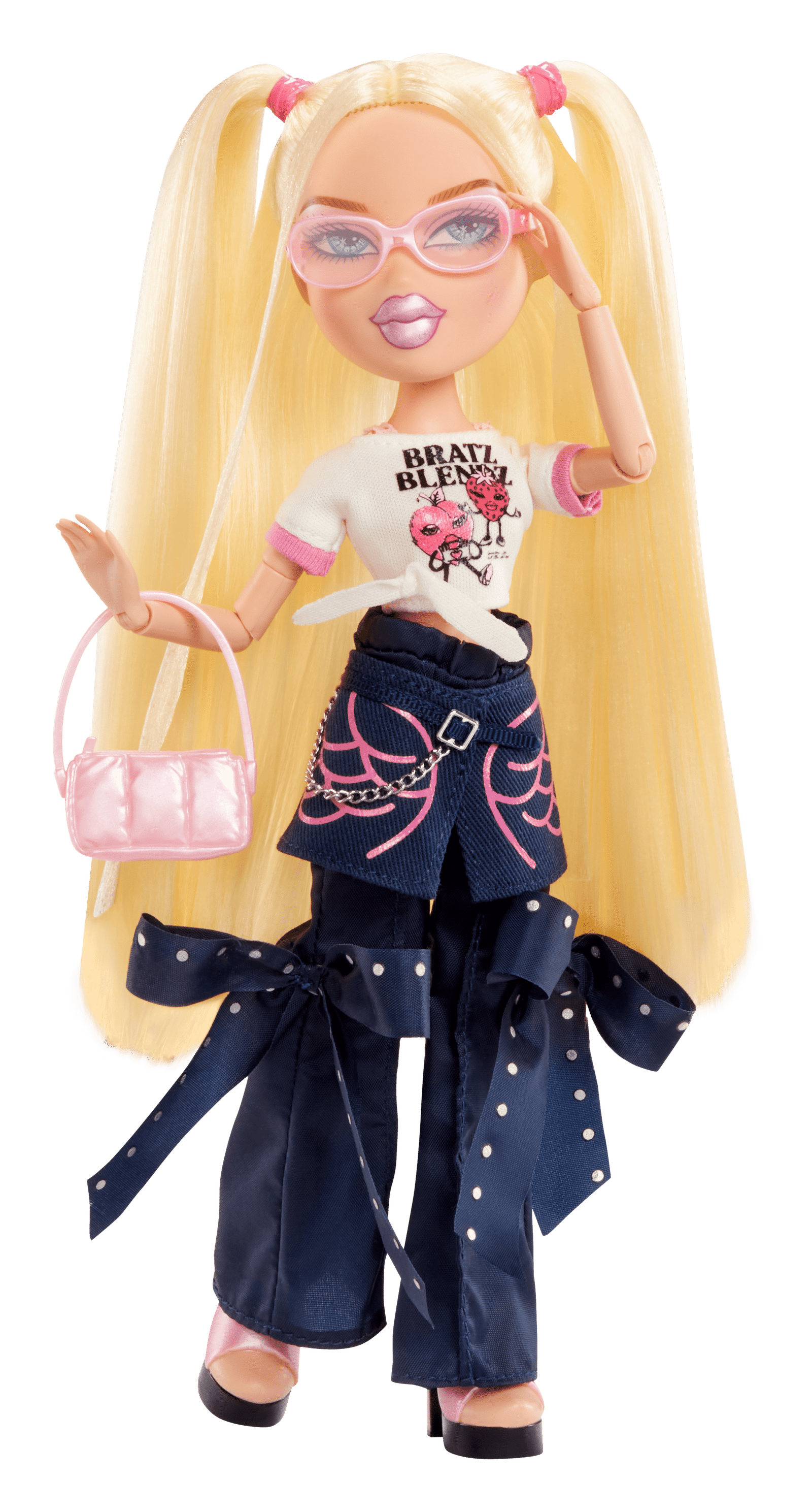 Bratz Stylin' Cloe Fashion Doll with Customizable T-Shirt for You and Accessories