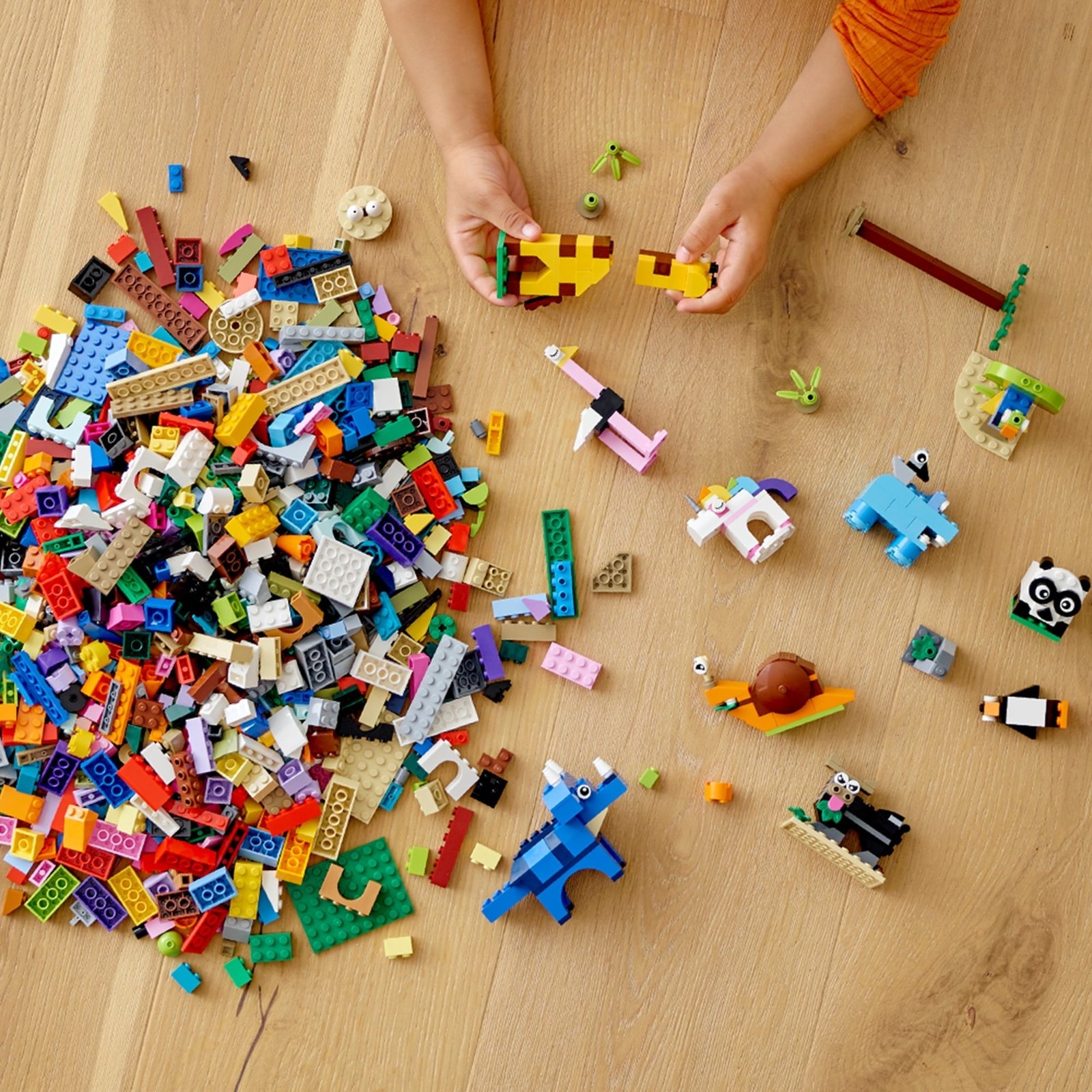 LEGO Classic Bricks and Animals 11011 Creative Toy That Builds into 10 Amazing Animal Figures (1,500 Pieces)